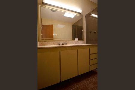 Casa à venda com 557m², 6 quartos e 4 vagas Casa à venda com 557m², 6 quartos e 4 vagasQuarto Suíte 1 Banheiro