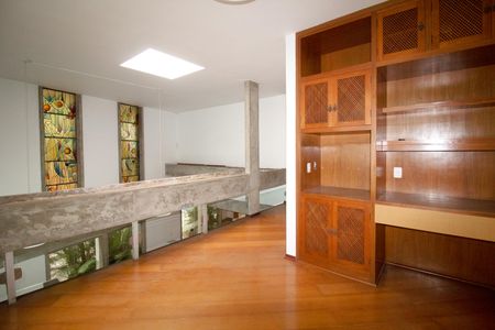 Casa à venda com 557m², 6 quartos e 4 vagas Casa à venda com 557m², 6 quartos e 4 vagasHall Superior