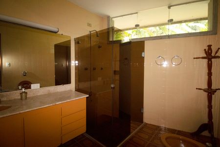 Casa à venda com 557m², 6 quartos e 4 vagas Casa à venda com 557m², 6 quartos e 4 vagasBanheiro Social