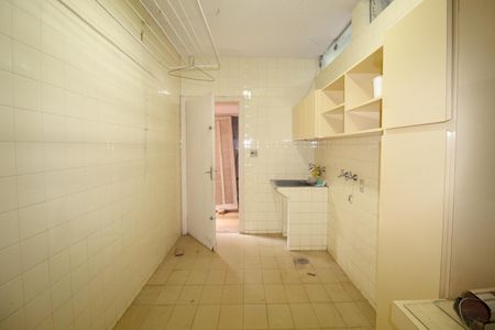 Casa à venda com 557m², 6 quartos e 4 vagas Casa à venda com 557m², 6 quartos e 4 vagasÁrea de Serviço