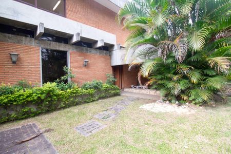 Casa à venda com 557m², 6 quartos e 4 vagas Casa à venda com 557m², 6 quartos e 4 vagasQuintal