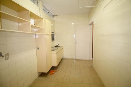 Casa à venda com 557m², 6 quartos e 4 vagas Casa à venda com 557m², 6 quartos e 4 vagasÁrea de Serviço