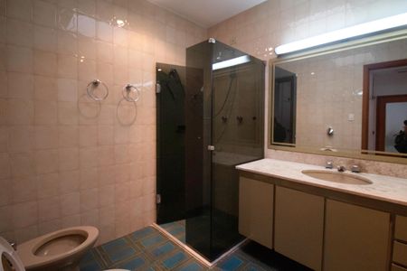 Casa à venda com 557m², 6 quartos e 4 vagas Casa à venda com 557m², 6 quartos e 4 vagasQuarto Suíte 2 Banheiro