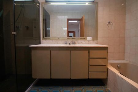 Casa à venda com 557m², 6 quartos e 4 vagas Casa à venda com 557m², 6 quartos e 4 vagasQuarto Suíte 2 Banheiro