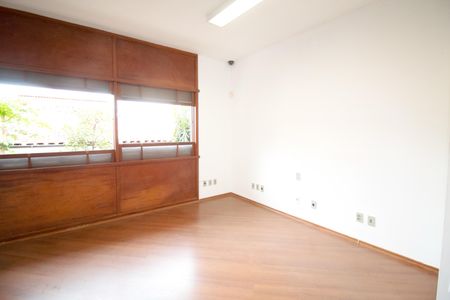 Casa à venda com 557m², 6 quartos e 4 vagas Casa à venda com 557m², 6 quartos e 4 vagasQuarto 4