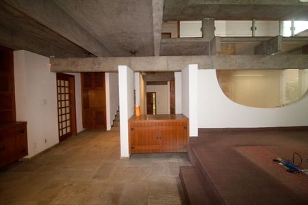 Casa à venda com 557m², 6 quartos e 4 vagas Casa à venda com 557m², 6 quartos e 4 vagasSala