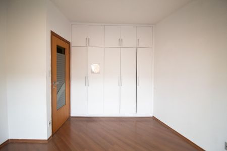 Casa à venda com 557m², 6 quartos e 4 vagas Casa à venda com 557m², 6 quartos e 4 vagasQuarto 5