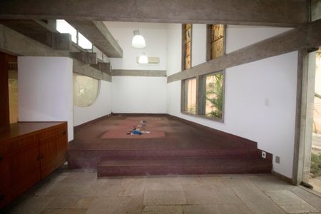 Casa à venda com 557m², 6 quartos e 4 vagas Casa à venda com 557m², 6 quartos e 4 vagasSala