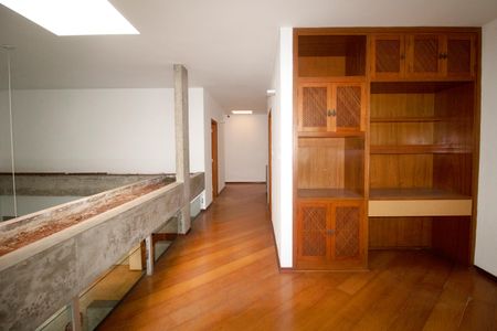 Casa à venda com 557m², 6 quartos e 4 vagas Casa à venda com 557m², 6 quartos e 4 vagasHall Superior