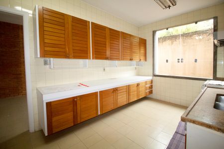 Casa à venda com 557m², 6 quartos e 4 vagas Casa à venda com 557m², 6 quartos e 4 vagasCozinha