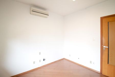 Casa à venda com 557m², 6 quartos e 4 vagas Casa à venda com 557m², 6 quartos e 4 vagasQuarto 3