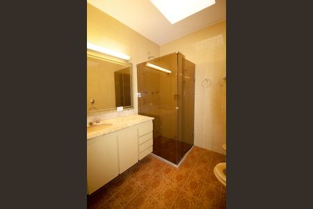 Casa à venda com 557m², 6 quartos e 4 vagas Casa à venda com 557m², 6 quartos e 4 vagasQuarto Suíte 1 Banheiro