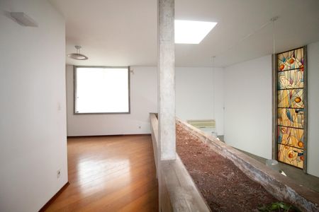 Casa à venda com 557m², 6 quartos e 4 vagas Casa à venda com 557m², 6 quartos e 4 vagasHall Superior