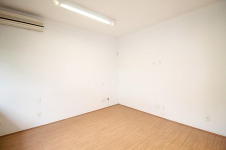 Casa à venda com 557m², 6 quartos e 4 vagas Casa à venda com 557m², 6 quartos e 4 vagasQuarto 6