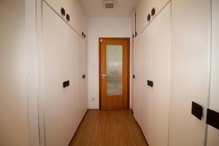 Casa à venda com 557m², 6 quartos e 4 vagas Casa à venda com 557m², 6 quartos e 4 vagasQuarto Suíte 2