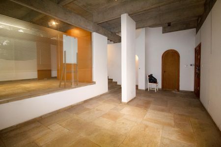 Casa à venda com 557m², 6 quartos e 4 vagas Casa à venda com 557m², 6 quartos e 4 vagasSala