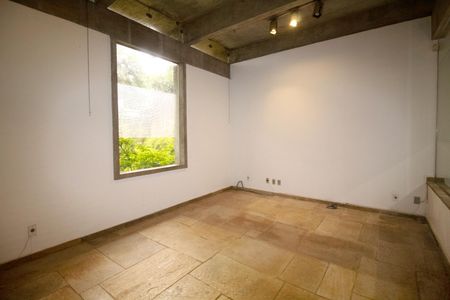 Casa à venda com 557m², 6 quartos e 4 vagas Casa à venda com 557m², 6 quartos e 4 vagasSala