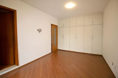 Casa à venda com 557m², 6 quartos e 4 vagas Casa à venda com 557m², 6 quartos e 4 vagasQuarto Suíte 1