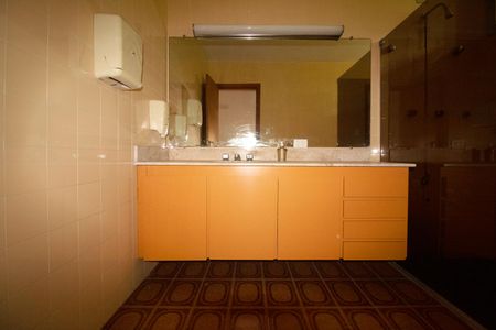 Casa à venda com 557m², 6 quartos e 4 vagas Casa à venda com 557m², 6 quartos e 4 vagasBanheiro Social