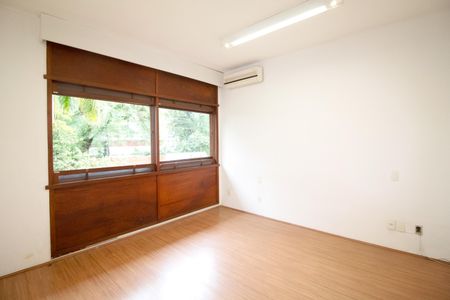 Casa à venda com 557m², 6 quartos e 4 vagas Casa à venda com 557m², 6 quartos e 4 vagasQuarto 5