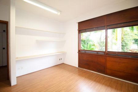 Casa à venda com 557m², 6 quartos e 4 vagas Casa à venda com 557m², 6 quartos e 4 vagasQuarto 6