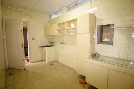 Casa à venda com 557m², 6 quartos e 4 vagas Casa à venda com 557m², 6 quartos e 4 vagasÁrea de Serviço