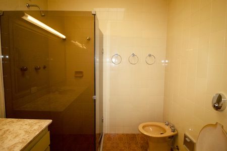 Casa à venda com 557m², 6 quartos e 4 vagas Casa à venda com 557m², 6 quartos e 4 vagasQuarto Suíte 1 Banheiro