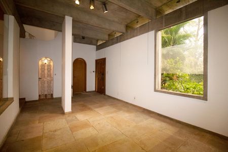 Casa à venda com 557m², 6 quartos e 4 vagas Casa à venda com 557m², 6 quartos e 4 vagasSala