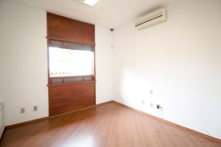 Casa à venda com 557m², 6 quartos e 4 vagas Casa à venda com 557m², 6 quartos e 4 vagasQuarto 3