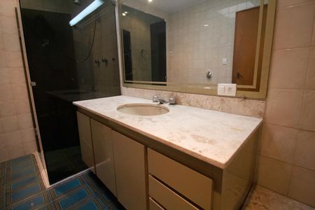 Casa à venda com 557m², 6 quartos e 4 vagas Casa à venda com 557m², 6 quartos e 4 vagasQuarto Suíte 2 Banheiro