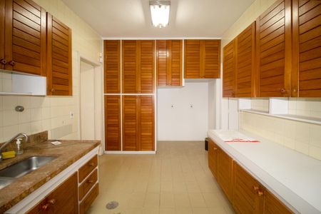 Casa à venda com 557m², 6 quartos e 4 vagas Casa à venda com 557m², 6 quartos e 4 vagasCozinha