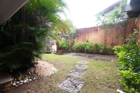 Casa à venda com 557m², 6 quartos e 4 vagas Casa à venda com 557m², 6 quartos e 4 vagasQuintal