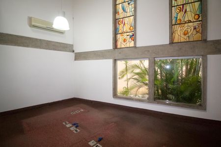 Casa à venda com 557m², 6 quartos e 4 vagas Casa à venda com 557m², 6 quartos e 4 vagasSala