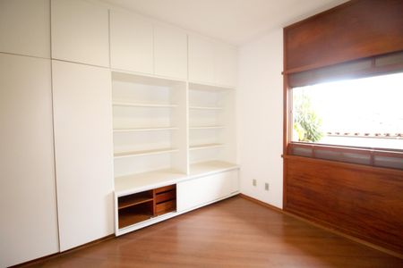 Casa à venda com 557m², 6 quartos e 4 vagas Casa à venda com 557m², 6 quartos e 4 vagasQuarto 3