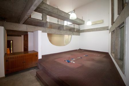 Casa à venda com 557m², 6 quartos e 4 vagas Casa à venda com 557m², 6 quartos e 4 vagasSala