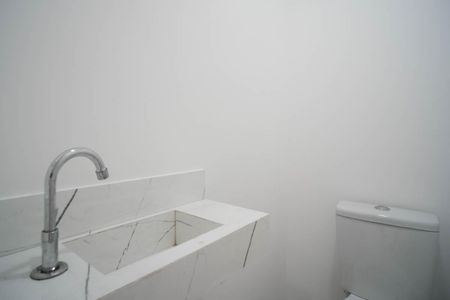 Casa à venda com 104m², 2 quartos e 2 vagasBanheiro Social 2