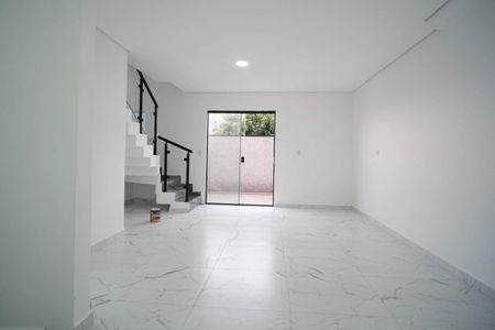 Casa à venda com 104m², 2 quartos e 2 vagasSala/Cozinha
