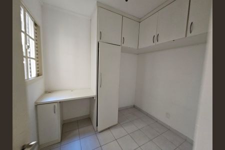 Casa à venda com 180m², 3 quartos e 2 vagasQuarto de Serviço