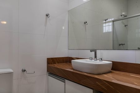 Casa à venda com 220m², 4 quartos e 5 vagasBanheiro da Suíte 1