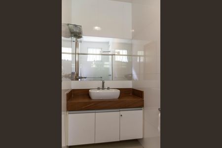 Casa à venda com 220m², 4 quartos e 5 vagasBanheiro da suíte 4