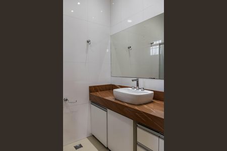 Casa à venda com 220m², 4 quartos e 5 vagasBanheiro da Suíte 1