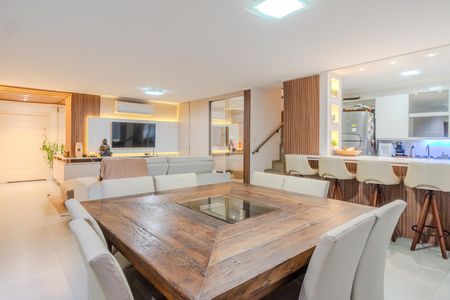 Casa de condomínio à venda com 196m², 3 quartos e 4 vagas Casa de condomínio à venda com 196m², 3 quartos e 4 vagasSala