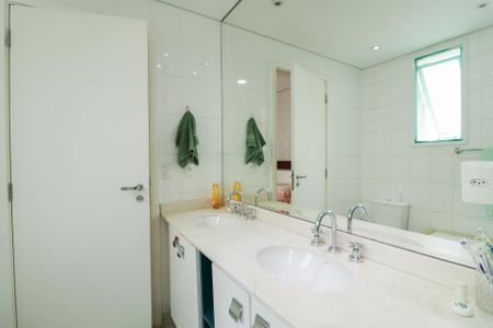 Apartamento à venda com 206m², 3 quartos e 4 vagasBanheiro da Suíte 2