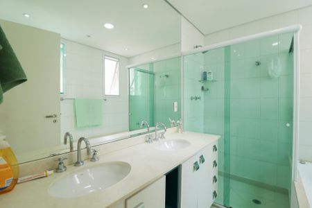 Apartamento à venda com 206m², 3 quartos e 4 vagasBanheiro da Suíte 2