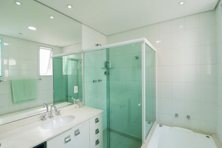 Apartamento à venda com 206m², 3 quartos e 4 vagasBanheiro da Suíte 2