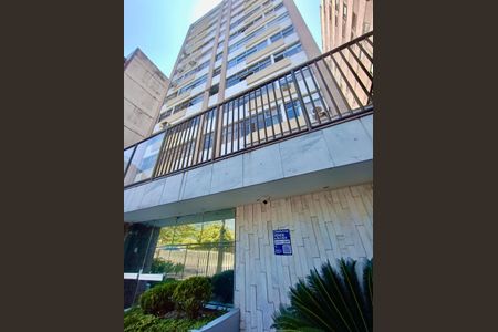 Apartamento à venda com 110m², 3 quartos e 1 vagaFachada com cartaz QA.