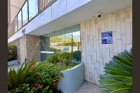 Apartamento à venda com 110m², 3 quartos e 1 vagaFachada com cartaz QA.