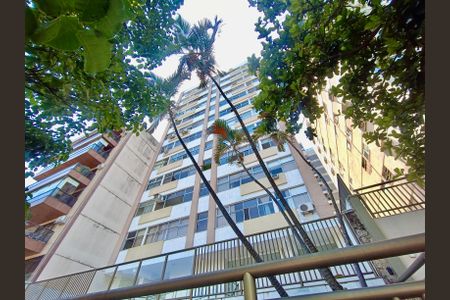 Apartamento à venda com 110m², 3 quartos e 1 vagaFachada com cartaz QA