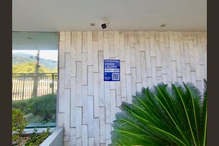 Apartamento à venda com 110m², 3 quartos e 1 vagaFachada com cartaz QA.