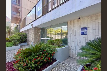 Apartamento à venda com 110m², 3 quartos e 1 vagaFachada com cartaz QA.